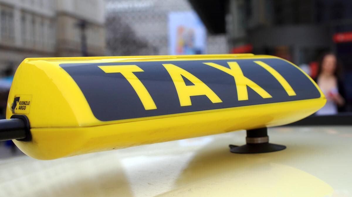 Angriff auf Taxifahrer: Streit auf der A27 bei Hagen endet mit Verletztem Ein Taxischild. Polizisten trafen den verletzten Taxifahrer und seine beiden alkoholisierten Fahrgäste auf dem Standstreifen der A27 zwischen Uthlede und Hagen.