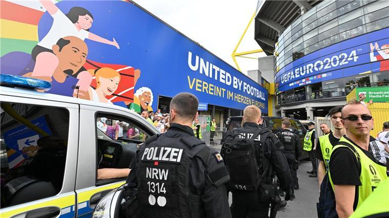 Wer sorgt für Ordnung? Debatte über die EM-Sicherheit Polizisten und Ordner sind im Einsatz beim deutschen Achtelfinale gegen Dänemark.