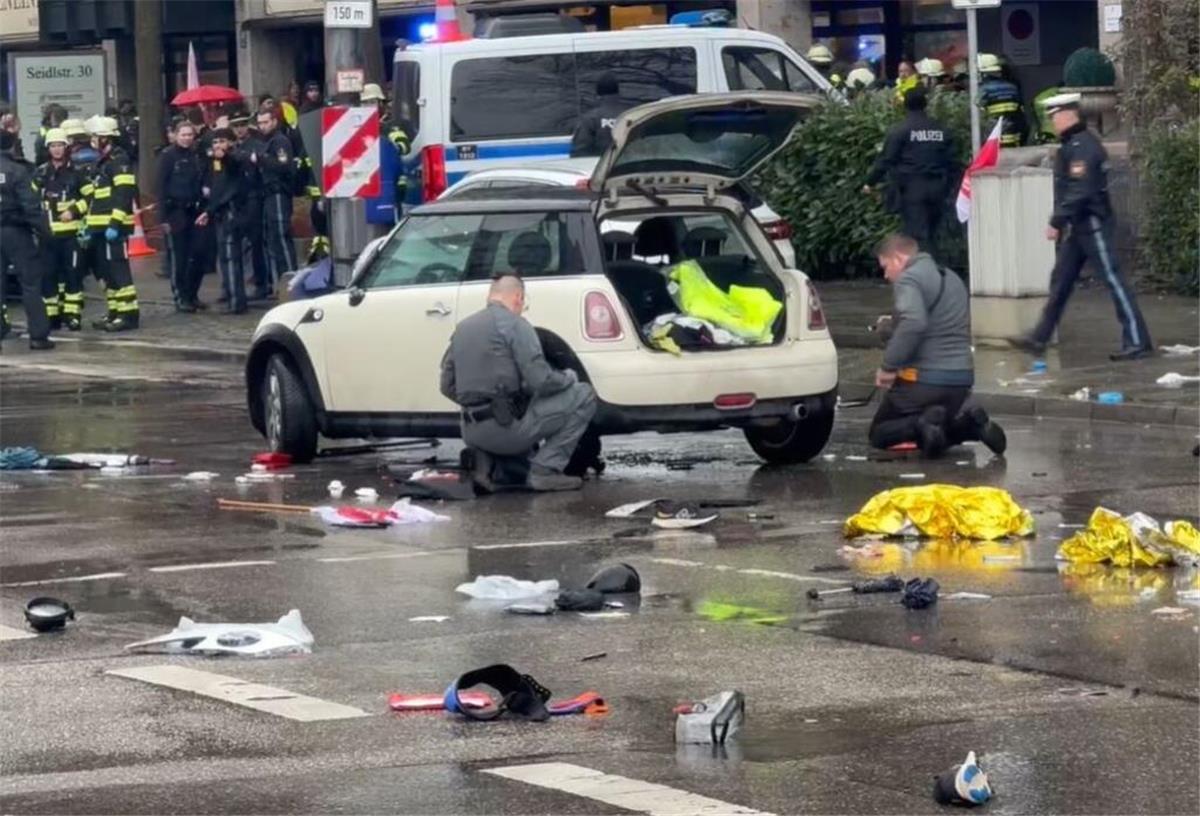Scholz zum mutmaßlichen Anschlag in München: „Täter muss das Land verlassen“ 13.02.2025, Bayern, München: Polizisten untersuchen ein Auto in der Nähe des Einsatzortes. In der Münchner Innenstadt ist ein Fahrzeug in eine Menschengruppe gefahren. Wie die Polizei auf der Plattform X mitteilte, wurden mehrere Menschen verletzt. «Wir sind aktuell mit starken Kräften vor Ort», sagte ein Polizeisprecher. Foto: Michale Fischer/dpa +++ dpa-Bildfunk +++