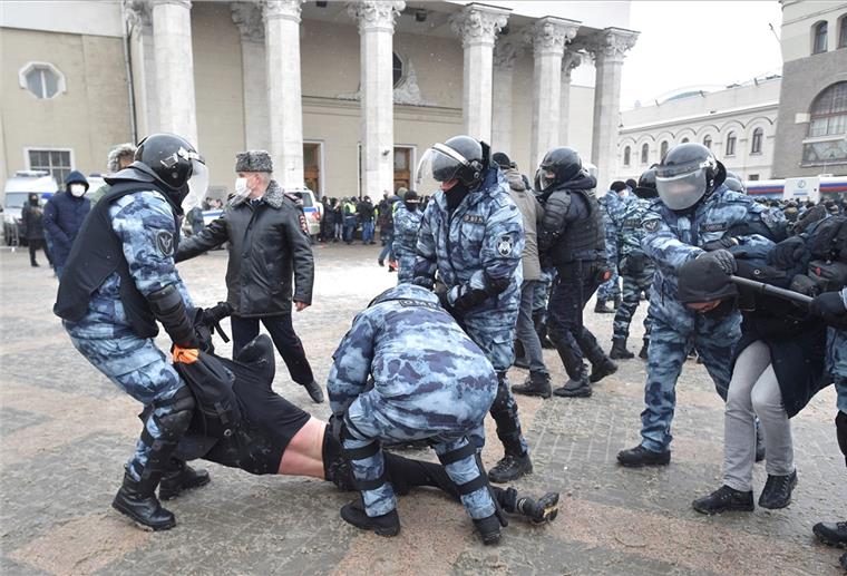 Russland: Mehr als 5000 Festnahmen bei Nawalny-Protesten Polizisten verhaften einen Demonstranten während eines Protestes gegen die Inhaftierung von Oppositionsführer Nawalny.