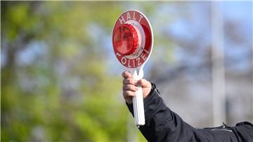 Polizistinnen und Polizisten kontrollieren heute verstärkt den Verkehr, um Kinder besser zu schützen. (Symbolbild)
