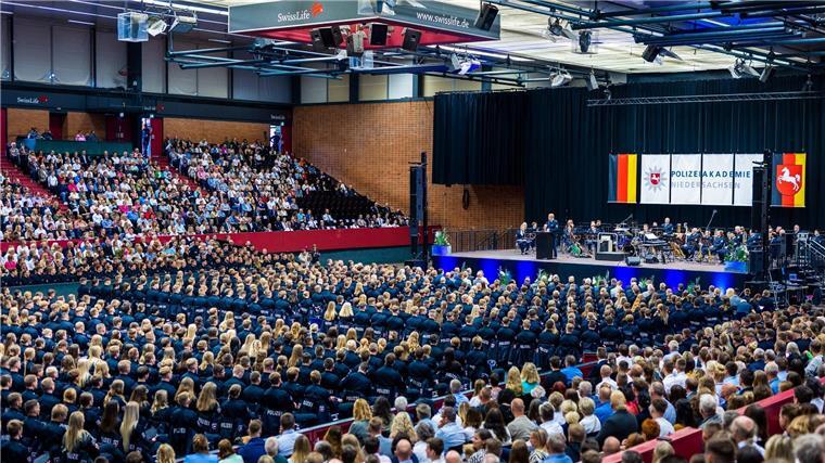 Rund 1000 angehende Polizeibeamte vereidigt Polizistinnen und Polizisten nehmen an ihrer Abschlussfeier teil.