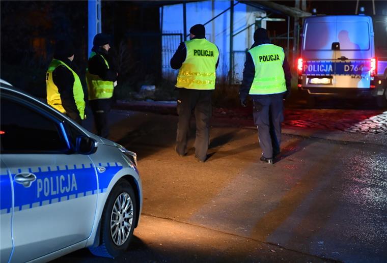 Schlägt Flugabwehrrakete aus der Ukraine in Polen ein? Polnische Polizisten patrouillieren nach einem Rakteneinschlag im Dorf Przewodow im Südosten Polens.