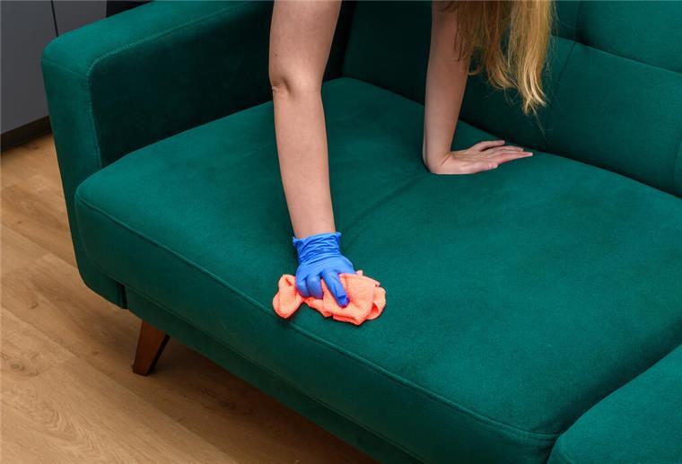 Hartnäckige Flecken loswerden Sofa wird gereinigt