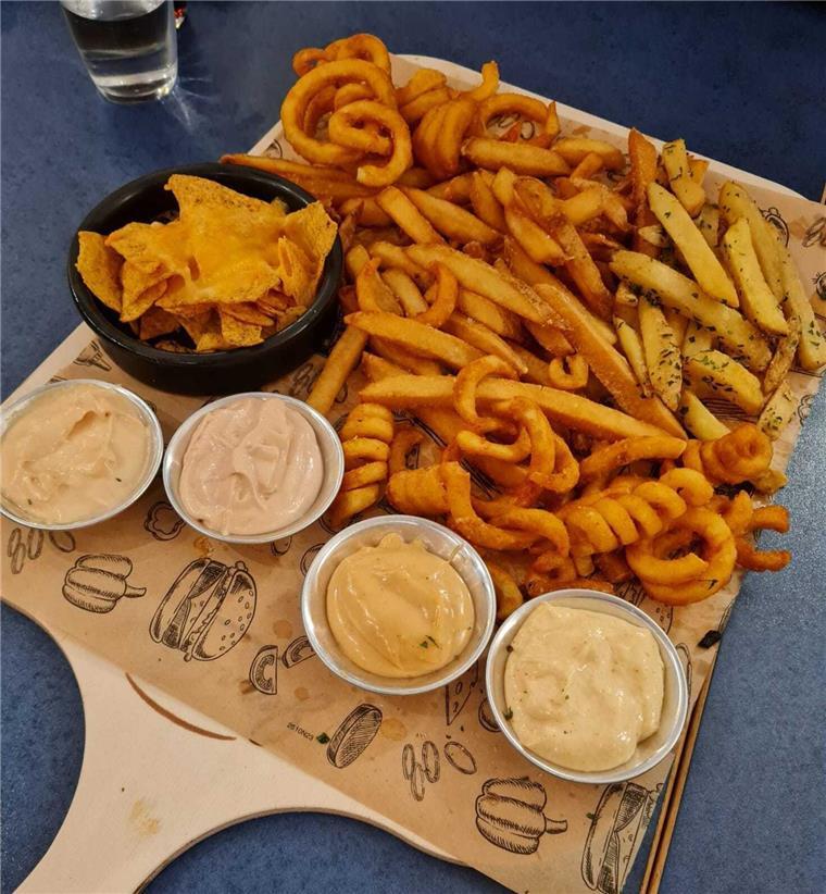 Jetzt geht’s ab: Kreative Burger zur Eröffnung von „Fry High“ im Bad 2 Pommes und mehr.
