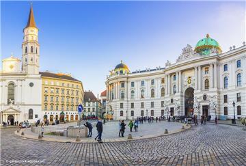 Die Hofburg in Wien, Menschen strömen zum Eingangsportal