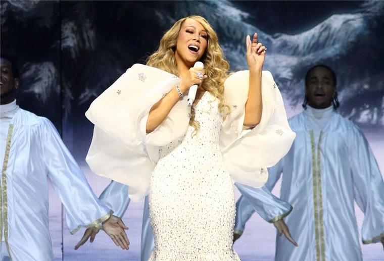 Popstar und „Queen of Christmas“ Mariah Carey zeigt in einem witzigen Video, wie wenig ihr das Einpacken von Geschenken liegt. (Archivfoto)