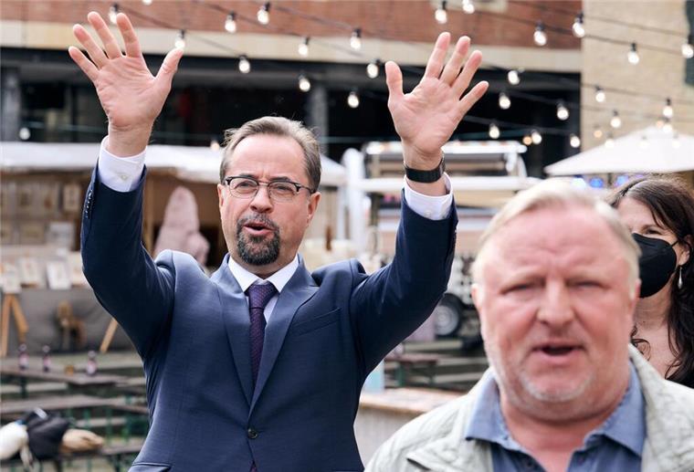 „Tatort“-Sommerpause hat 2024 Rekordlänge Populärstes Team beim „Tatort“ sind Jan Josef Liefers (links) als Rechtsmediziner Karl-Friedrich Boerne und Axel Prahl als Kommissar Frank Thiel, die für den WDR in Münster ermitteln und stets sehr hohe Reichweite haben. Dieses Jahr kommt noch ein neuer Krimi mit Thiel und Boerne. (Archivfoto)