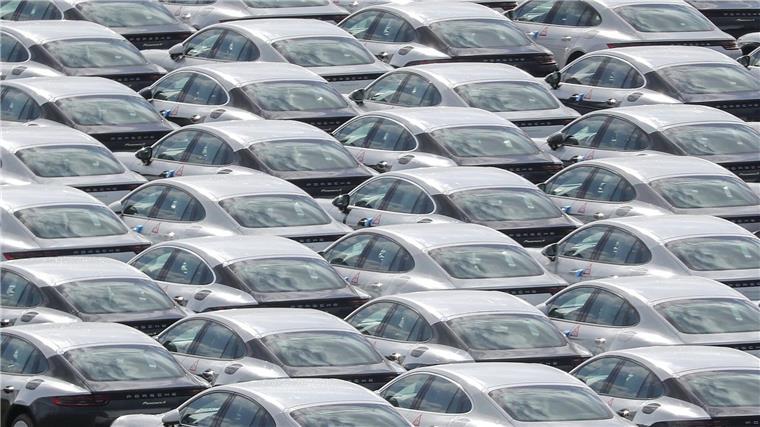 Porsche verkauft etwas mehr Autos: Absatzeinbruch in China Porsche hat im vergangenen Jahr etwas mehr Sport- und Geländewagen verkauft.