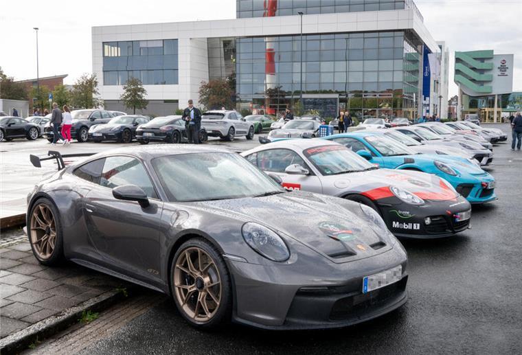 Mit Bildern: Porsche feiert ohne Klimakleber im Fischereihafen Geburtstag Zwei Frauen im Auto