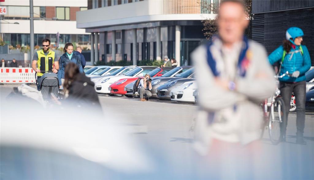 Porschetreffen am Neuen Hafen neben dem Deutschen Auswandererhaus. Foto: Hartman...
