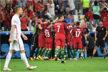 Portugal feiert den Halbfinal-Einzug, die Polen trauern. Foto Gambarini/dpa