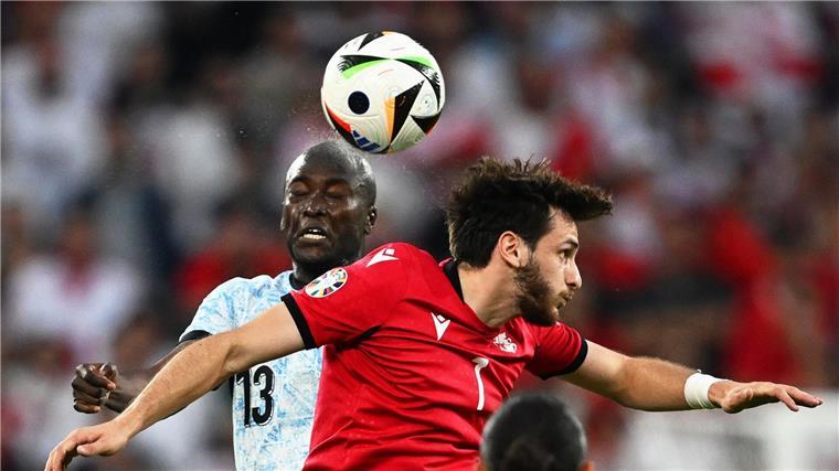 Portugals Danilo Pereira (l) und Georgiens Chwischa Kwaratschelia kämpfen um den Ball.