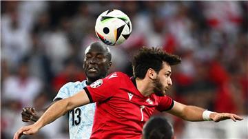 Portugals Danilo Pereira (l) und Georgiens Chwischa Kwaratschelia kämpfen um den Ball.