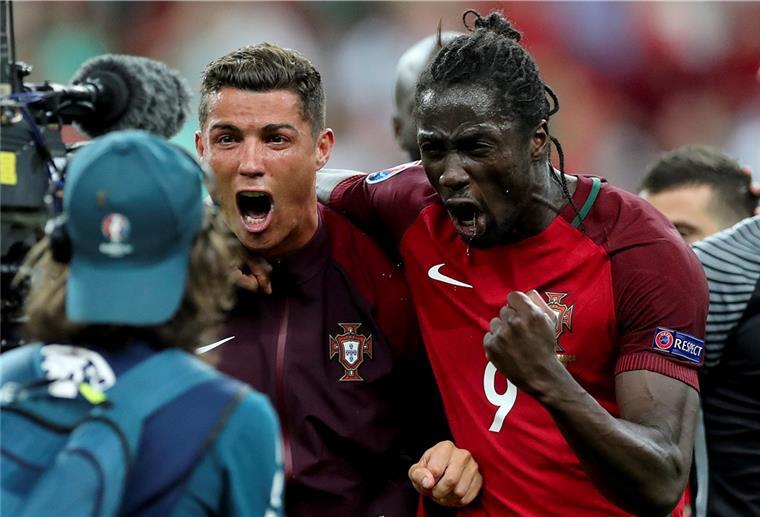 Portugals Eder (rechts) hält große Stücke auf Cristiano Ronaldo. Auf dem Bild feiern sie den Sieg ihrer Mannschaft im Endspiel der EURO 2016 gegen Frankreich.