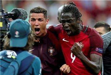 Portugals Eder (rechts) hält große Stücke auf Cristiano Ronaldo. Auf dem Bild feiern sie den Sieg ihrer Mannschaft im Endspiel der EURO 2016 gegen Frankreich.