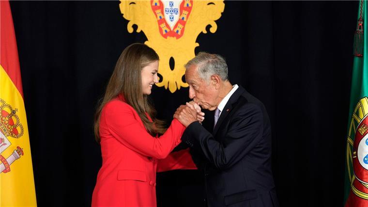Erste Solo-Dienstreise von Kronprinzessin Leonor im Ausland Portugals Präsident Rebelo de Sousa verlieh Leonor das Großkreuz des Christusordens.