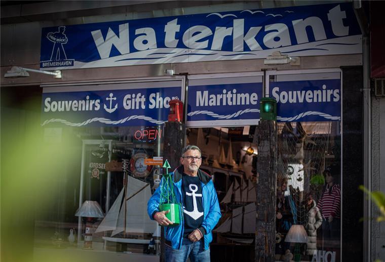 Kultladen in Bremerhaven muss doch nicht schließen Positives Signal für die Innenstadt: Joachim Haack, Inhaber des Waterkant-Souvenirshops in der Bürger, bewahrt seinen Laden vor der Schließung.