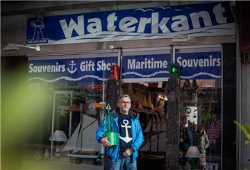 Positives Signal für die Innenstadt: Joachim Haack, Inhaber des Waterkant-Souvenirshops in der Bürger, bewahrt seinen Laden vor der Schließung. 