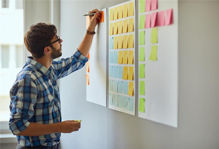 Mann beschreibt Post-Its