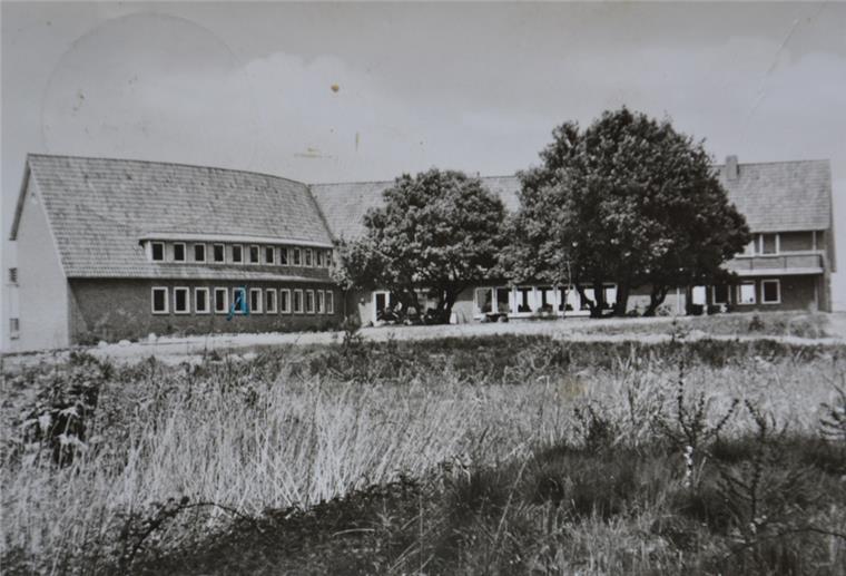 Neuer Herbergsvater aber keine Gäste Eine Postkarte aus den 1960er Jahren zeigt zwei Flügel der Jugendherberge Bademühlen.
