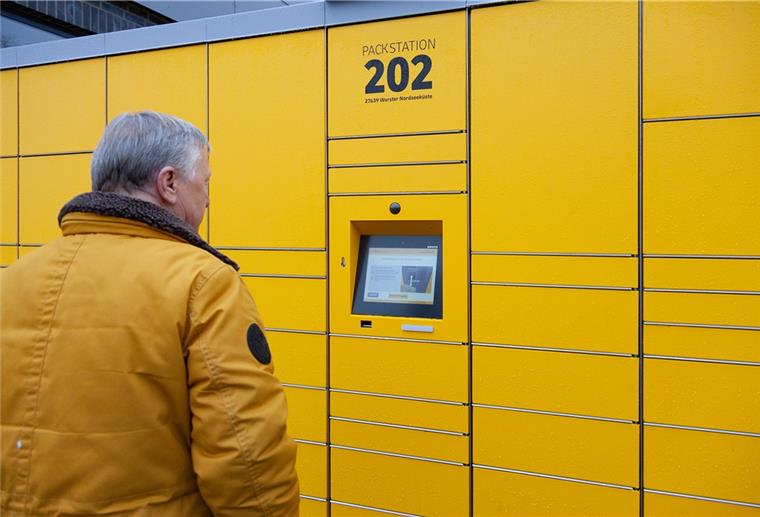 Postkunde Günter Brüchmann aus Nordholz schaut sich die neue DHL-Packstation am Feuerweg 6 in Nordholz (hinter Aldi) an.