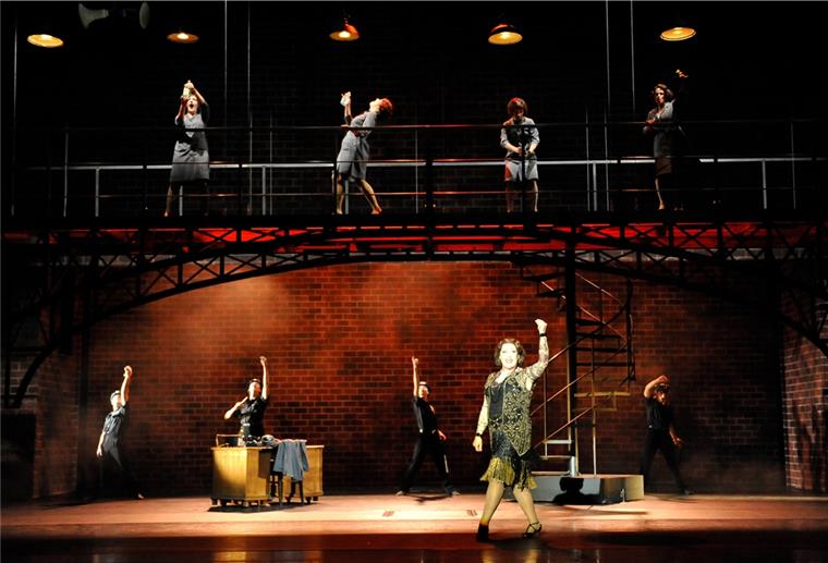 Musical „Chicago“ in Bremerhaven: Die große Show der Killerladys Power im Frauenknast: Hier führt Mama Morton (Mona Graw, vorne) ein strenges Regiment – und eine Künstleragentur. Für alle Mörderinnen organisiert sie Freisprüche und anschließende Showtourneen.