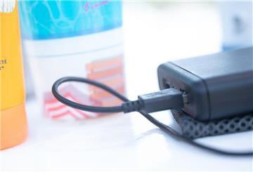 Eine Powerbank und Sonnenmilch.   Powerbank im Flugzeug? Ja, aber nur unter strengen Auflagen.