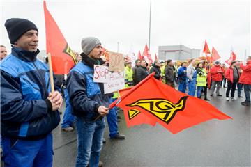 Powerblades-Mitarbeiter protestieren gegen Schließung des Werkes. Foto Schimanke