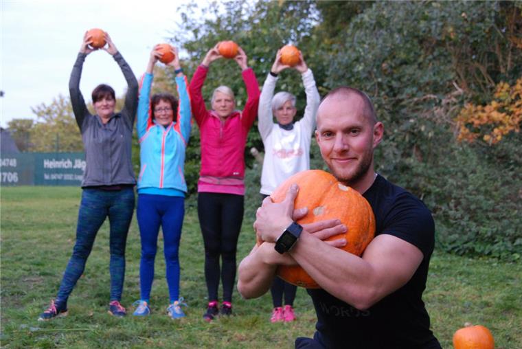 Bokel: So werdet Ihr mit einem Kürbis fit Prachtexemplar von Kürbis: Das Schwergewicht schnappt sich Personal Coach Björn Detke. Uschi Sackewitz (von links), Maike Degen-Schmonsees,
Patrizia Hoja und Nicole Dietrich halten derweil die Hokkaidos hoch