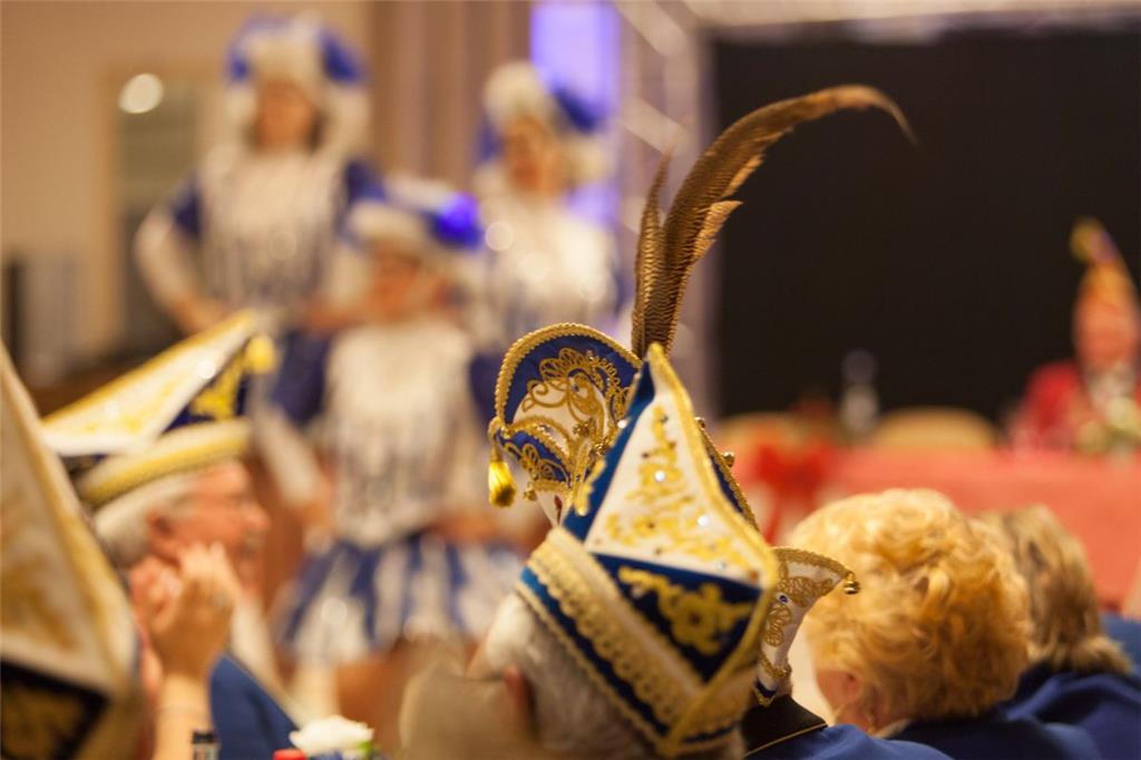 Prächtige Kopfbedeckung eines Karnvalisten.Foto: Ulrich