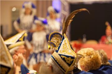 Prächtige Kopfbedeckung eines Karnvalisten.Foto: Ulrich
