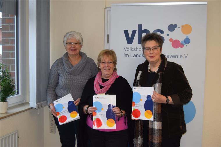 720 Präsentieren das neue Programm, das auch online verfügbar ist (von links): Fachbereichsleiterin Inga Herrmann, die Vorsitzende des VHS-Aufsichtsrats Annette Faße und VHS-Vorständin Dr. Karen Strehlow. Foto Welbhoff