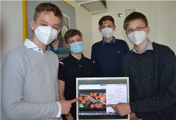 Präsentieren eine Kombination aus Fitnessstudio und Restaurant als ihre Geschäftsidee (von links): die Loxstedter Gymnasiasten Jannik Weber, Jonas Frey, Florian Welk und Tjorven Gräper.