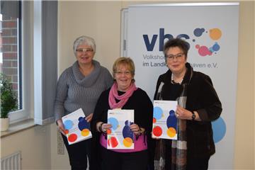 Präsentieren stolz das neue Programm, das auch online verfügbar ist (von links): Fachbereichsleiterin Inga Herrmann, die Vorsitzende des VHS-Aufsichtsrats Annette Faße und VHS-Vorständin Dr. Karen Strehlow. Foto Welbhoff