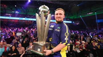 Präsentiert stolz den Pokal: Luke Littler.