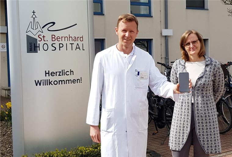 Brake: App unterstützt Adipositas-Patienten Präsentierten die neue App für Patienen: Dr. Jan Henrik Herrfurth, Leiter des Adipositas-Zentrums Wesermarsch, und Astrid Bahlmann, Fachkoordinatorin für Adipositas.