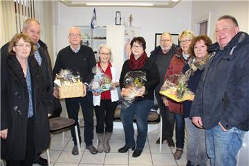 Präsentkörbe und weitere Geschenke überbrachten die Vertreter der Vereinsgemeinschaft Seefeld dem Seefelder Arzt Dr. Peter Malinowki, seiner Ehefrau Lena sowie den Mitarbeiterinnen Doris Wispeler und Gunda Reiners.  