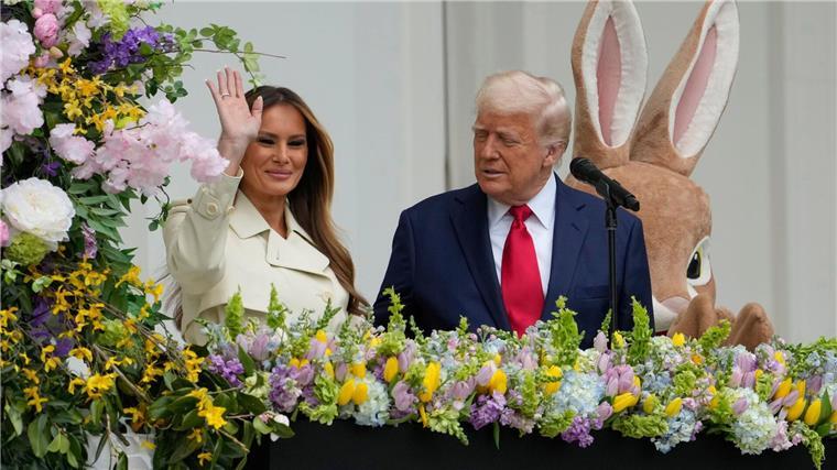 Präsident Donald Trump und First Lady Melania Trump stehen auf dem Balkon des Blauen Zimmers während des White House Easter Egg Roll.