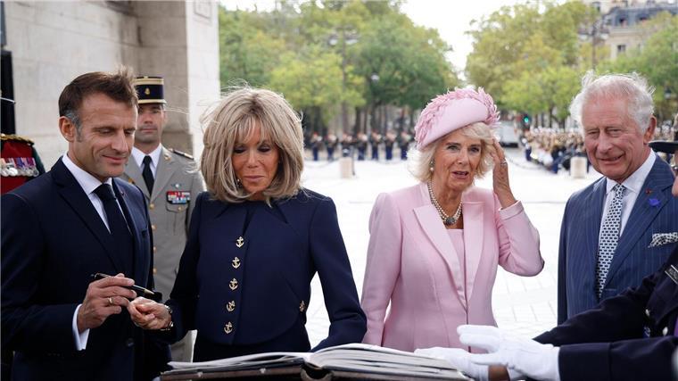 Frankreich begrüßt britisches Königspaar zu Staatsbesuch Präsident Emmanuel Macron (l-r) und und seine Ehefrau Brigitte Macron sowie Königin Camilla und König Charles III. von Großbritannien tragen sich während einer Zeremonie am Triumphbogen in Paris ins Goldene Buch ein.
