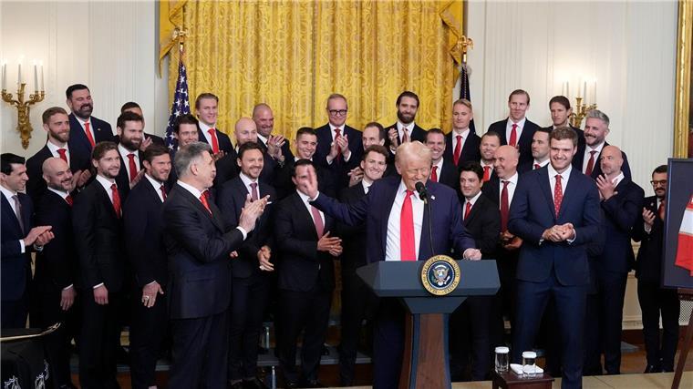 Trump empfängt NHL-Meister - Stützle gelingt Historisches Präsident Trump würdigt die NHL-Champions der Florida Panthers im Weißen Haus.