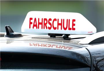 Praktischer Fahrunterricht darf weiterrhin stattfinden, sagt das Niedersächsische Oberverwaltungsgericht.
