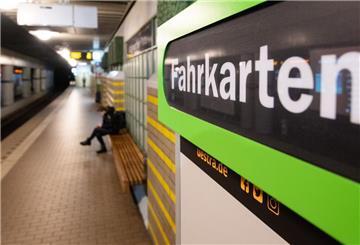 Ein Fahrkartenautomat steht an einer Haltestelle der Üstra Hannoverschen Verkehrsbetriebe. (zu dpa: «Fahrkarten im Nahverkehr werden teurer»)