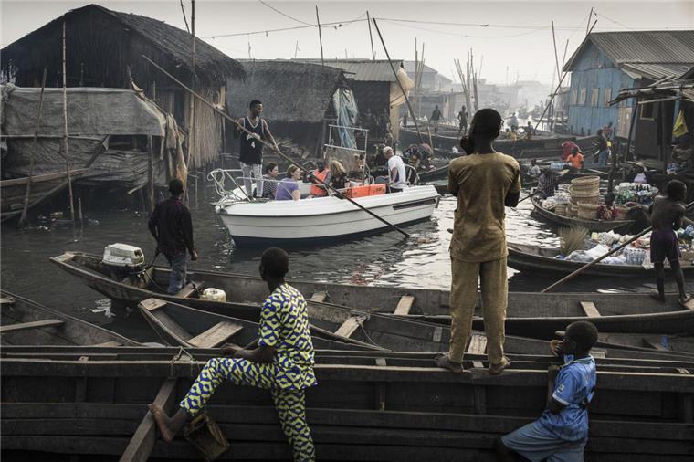 Ehemaliger Bremerhavener gewinnt "World Press Photo Award" Preisgekrönte Fotografie: Dieses Bild des aus Bremerhaven stammenden Fotografen Jesco Denzel zeigt ein Boot mit Touristen, das durch die Siedlung „Makoko“ an der Lagune von Lagos fährt. 300.000 Menschen leben auf diesem begehrten Bauland, die Regierung will sie vertreiben.
