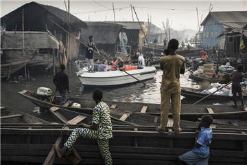 Preisgekrönte Fotografie: Dieses Bild des aus Bremerhaven stammenden Fotografen Jesco Denzel zeigt ein Boot mit Touristen, das durch die Siedlung „Makoko“ an der Lagune von Lagos fährt. 300.000 Menschen leben auf diesem begehrten Bauland, die Regierung will sie vertreiben.