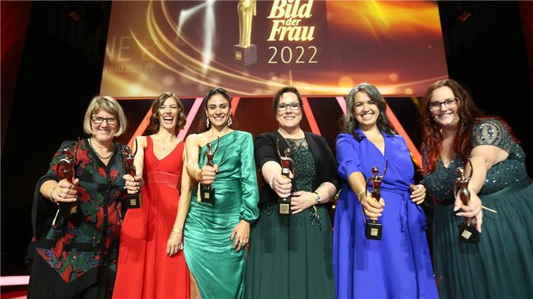Rea Garvey ist begeistert von Ovelgönnerin Kerstin Held Preisträgerinnen unter sich: Marga Flader, Katharina Bach, Sharzad Enderle, Kerstin Held, Günes Seyfarth und Jasmin Thamer (von links) erhielte die Goldene Bild der Frau.