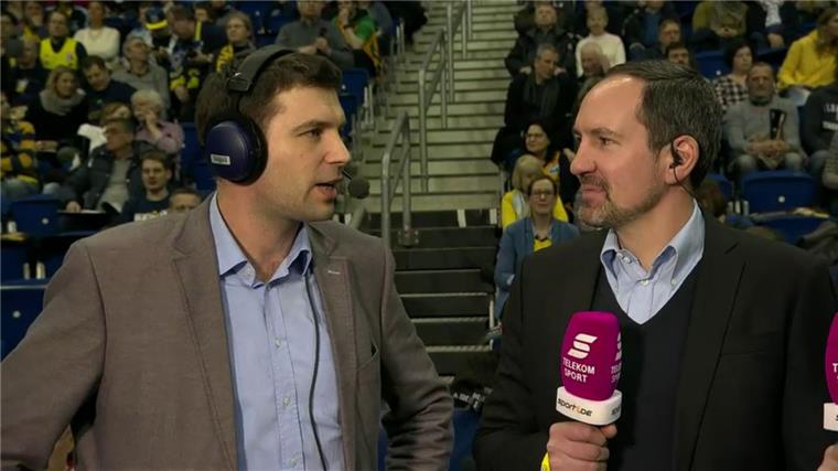 Premiere vor der Kamera: Sebastian Machowski (r.) als Basketball-Experte an der Seite von TV-Kommentator Alexander Frisch.