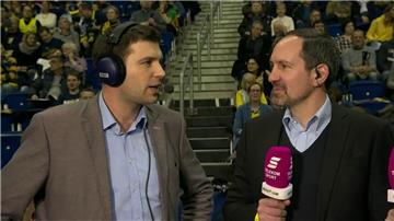 Premiere vor der Kamera: Sebastian Machowski (r.) als Basketball-Experte an der Seite von TV-Kommentator Alexander Frisch.