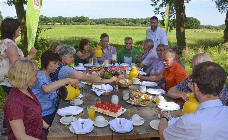 Premiere in Selsingen: Erster Freiluft-Rastplatz mit Gastronomie ist eröffnet Premiere: Zur Einweihung des Ober Ochtenhausener „Tischlein deck Dich!“-Rastplatzes durften Touristiker und Gäste Platz nehmen an der reich gedeckten Tafel.