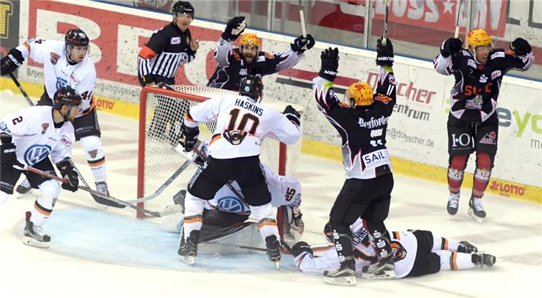 Achtung! Wilde Grizzlys kommen in die Eisarena Premieren-Torschütze: Jordan Owens durfte sich im ersten Vergleich mit Wolfsburg als Torschütze für die Fischtown Pinguins feiern lassen.